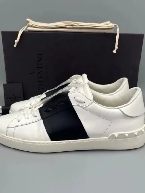 Valentino Garavani Open sneakers - Säljer ett par riktigt snygga Valentino Garavani Open sneakers😝 Låda, dustbag plus kort ingår🙌🏽 
