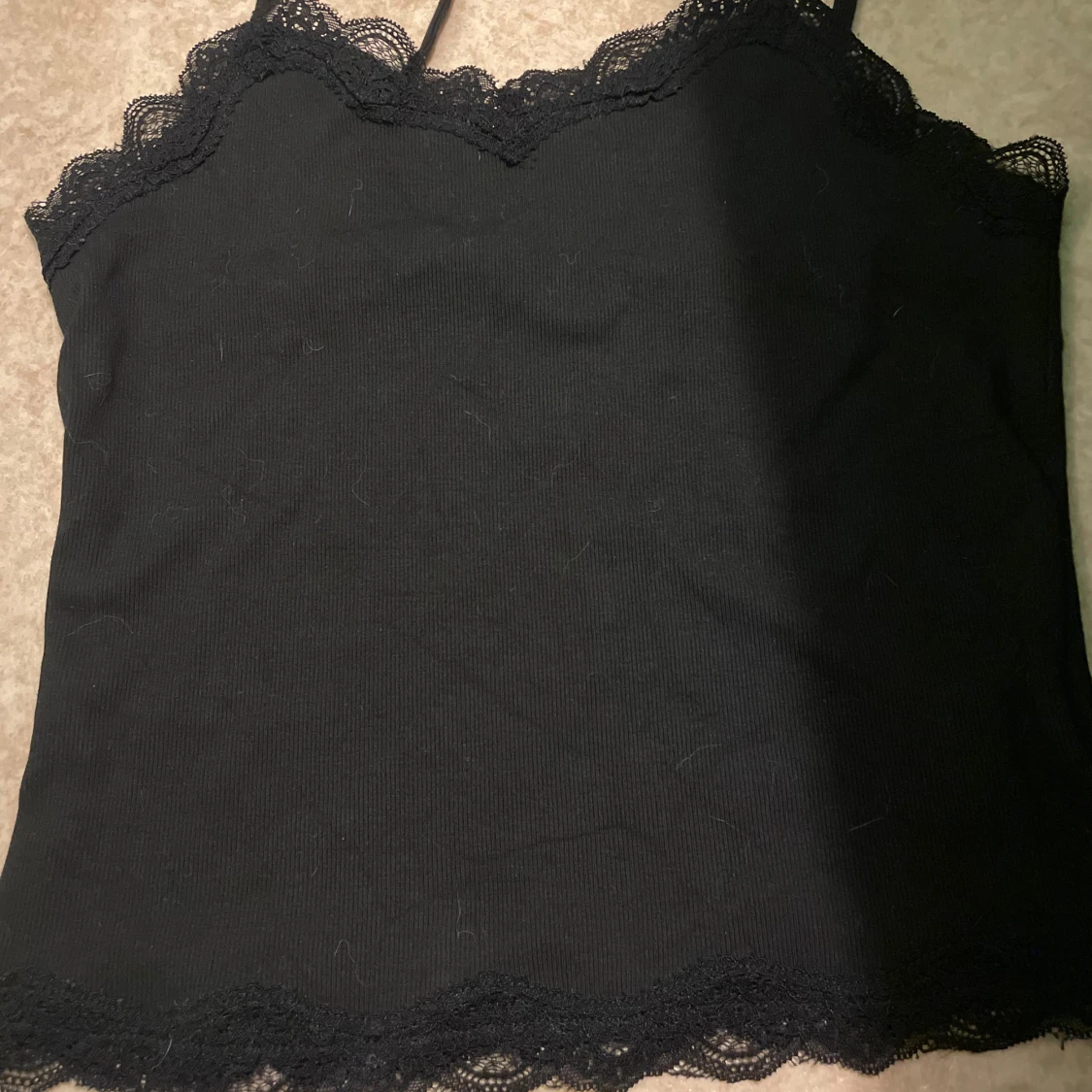 Svart spetskantad linnetopp