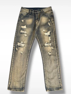 Distressed Archive Jeans - OBS!!! köp endast via vinted oscis63 då jag har problem med plick.                                      Snygga ljusblå jeans med slitna detaljer och raka/bootcut ben. Jeansen har flera revor framtill för en trendig, avslappnad look. Klassisk femficksmodell i denim som passar perfekt till streetwear-stilen.