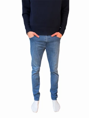 Replay jeans - W33/L36. Ljusblå replay jeans med skinny passform och klassisk femficksdesign. Jeansen har normal midja och är tillverkade i mjukt denimtyg som ger en bekväm känsla. Perfekta för en avslappnad och stilren look.