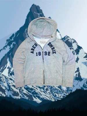 Abercrombie zip hoodie xs-s - Säljer en sjukt snygg och sällsynt Abercrombie zip hoodie som passar xs-s. Bara att skriva vid frågor😀