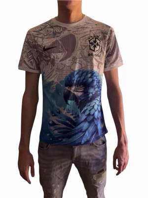 Nike Brasil Dri-Fit t-shirt med blå papegoja - Säljer en Nike Brasil Dri-Fit t-shirt i storlek L med ett sjukt snyggt tryck av en blå papegoja och blommor. T-shirten har korta ärmar, rund hals och är gjord i ett lätt och ventilerande polyestermaterial. Perfekt för dig som gillar unika och färgstarka plagg.