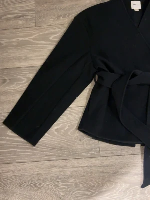 Marinblå Kappa - Marinblå Kappa från Gina Tricot i XS, helt ny men säljer för att det inte var rätt storlek för mig och hade redan klippt bort lappen💕