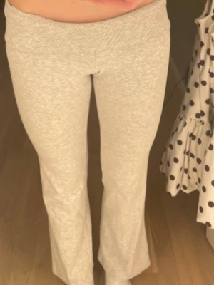 Ljusgrå mjukisbyxor med bootcut - Säljer ett par ljusgrå mjukisbyxor med bootcut och bred resår i midjan. Byxorna har en enkel och clean look, perfekta för chill dagar. Tillverkade i mjukt material som känns skönt mot huden. Säljs pågrund av att de är förkorta på mig som är 177cm lång