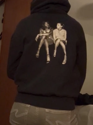 Hoodie med tryck - Cool hoodie med tryck på ryggen❣️Svarta färgen är lite urtvättad och trycket har ”sprickor”