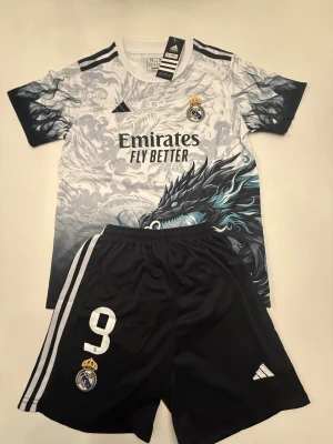 Mbappe Real Madrid X Limited edition Barnset - Fotbollströjor och shorts. Helt ny och oanvänd, med tag kvar. Detaljrik i inofficiell version. Ca 158-160cm