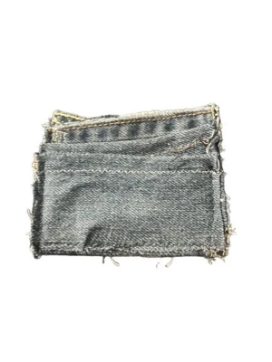 Custom made Plånbok i blå denimtyg - En fin plånbok som är sydd i blå denimtyg. Har gjort den själv. Finns två fick på framsidan för det får plats kort och två delar vid toppen där det får plats kontanter. På backsidan är det också en lite distressed look. Skicka gärna ett meddelande om det finns frågor. Priset är ej hugget i sten