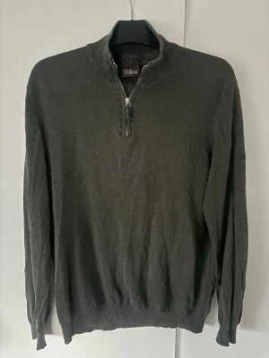 Oscar Jacobson half zip L oliv - Sjukt snygg trendig och populär half zip från Oscar Jacobson i storlek L säljes. Grymt skick verkligen och av högsta kvalite perfekt basplagg!