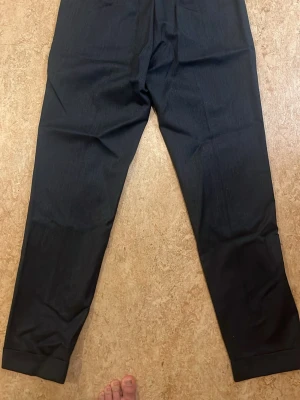 Mörkgåra dressbyxor med rak passform - Knappt använda dressbyxor med rakpassfom. Säljer dessa för att de inte passar mig!