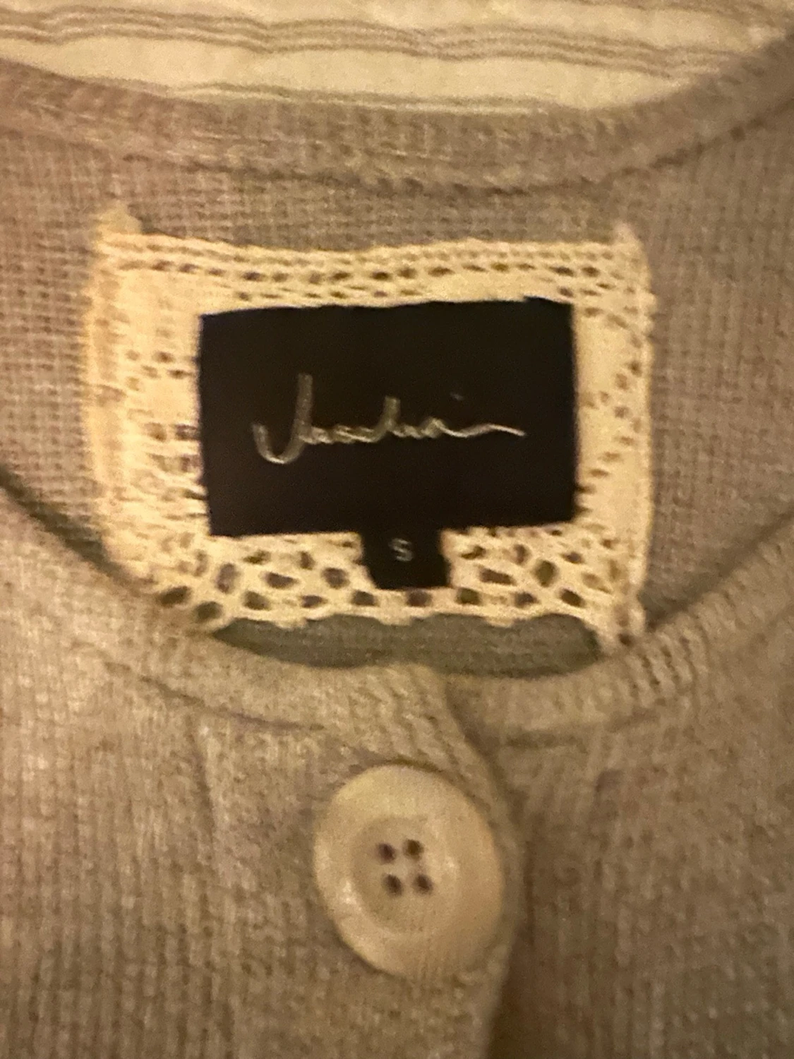 Grå stickad kofta med klockärmar - 3