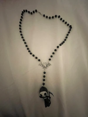 Adios rosary  - Unikt halsband med svarta pärlor, silverfärgad fladdermus och en adios figur från tokidoki! Handgjord av mig!
