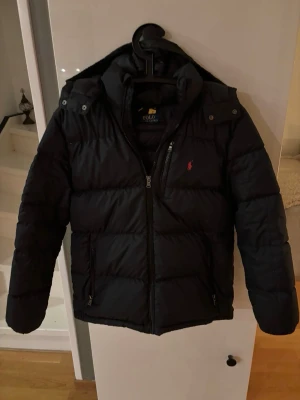 Polo Ralph lauren jacka  - Äkta ! Polo Ralph Lauren jacka  Jag köpte denna i butik för 3000kr på REA! Det är en storlek 18-20 i ungdom som motsvarar en S.  Pris, 1799kr!  8-10 skick!