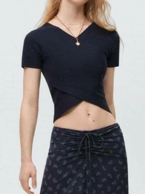 Royalblue/marinblå cropped tshirt  - Trendig mörkblå croppad topp med omlott-detalj framtill och v-ringad hals. Toppen är ribbad och har korta ärmar, vilket ger en snygg och modern look. 