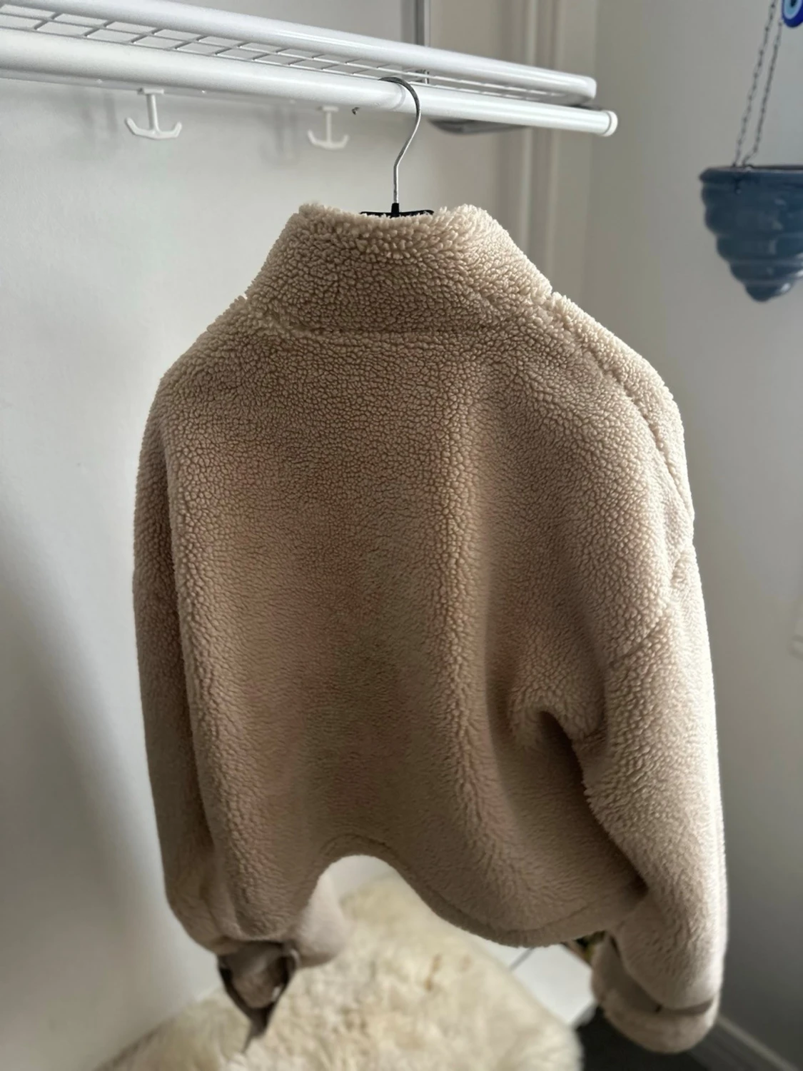 Beige teddyjacka med fickor - 1