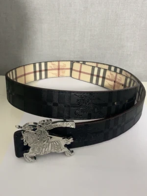 Burberry bälte  - Rutigt tvåsidigt burberry bälte med unikt bältspänne.