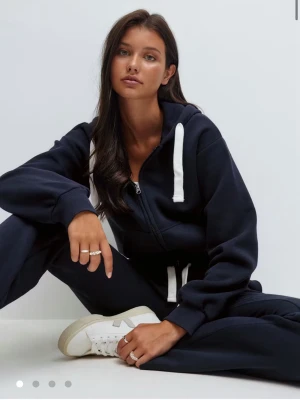 Mörkblå Gina zip  - Mörkblå Gina zip, som jag inte använt då den är för liten för mig💕