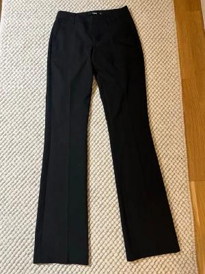 Svarta kostymbyxor  - Svarta kostymbyxor från bikbok med låg midja och längd tall. Som nya 