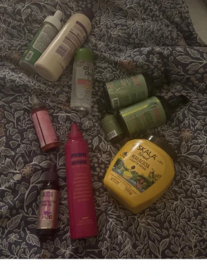 Stor mix av hårvårdsprodukter - Säljer ett paket med olika hårvårdsprodukter, bland annat hårinpackning från Skala, värmeskydd från Aussie, mousse från Proffs och olja från Olive Oil. Flera flaskor i olika färger och former, perfekt för dig som vill testa nytt till håret.