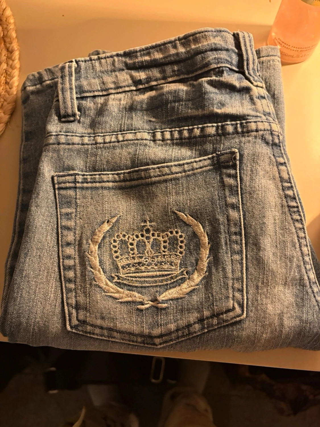 Blå jeans med broderad krona