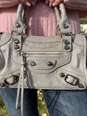 Balenciaga likande väska!  - Supersnygg balenciaga likande väska, den har några defekter, se sista bild, inget man tänker på eller syns så mycket💖