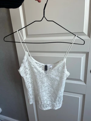 Vit spetslinne  - Fint vitt blommigt spetslinne 