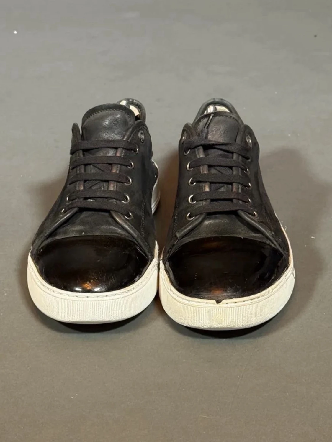 Svarta lanvins sneakers med vit sula