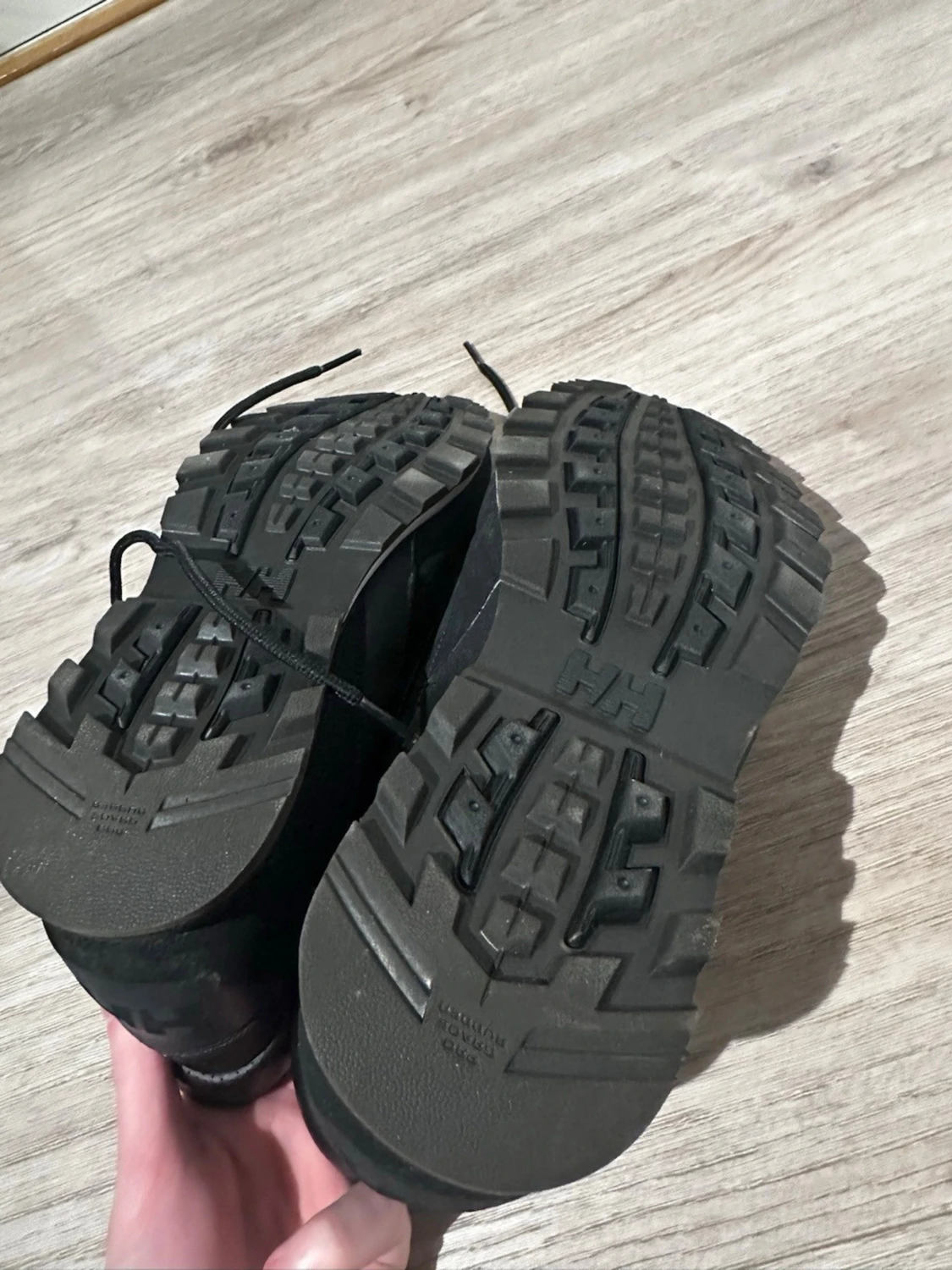 Svarta kängor från Helly Hansen - 2