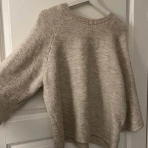 Beige stickad tröja Gina Tricot - Beige kortärmad stickad tröja från Gina Tricot. Storlek M. Använd 1 gång men är jättelite nopprig 