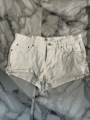  Vita fransiga jeansshorts från Gina Tricot - Originalpris runt 300 kr. Buda på dessa vita jeansshorts från Gina Tricot  med fransig kant. Jag är sugen på att köpa andra shorts, men är sugen på att se vad dessa är värda. Tar bara emot rimliga priser då dessa inte är använda så mycket och köpte dem förra året. 