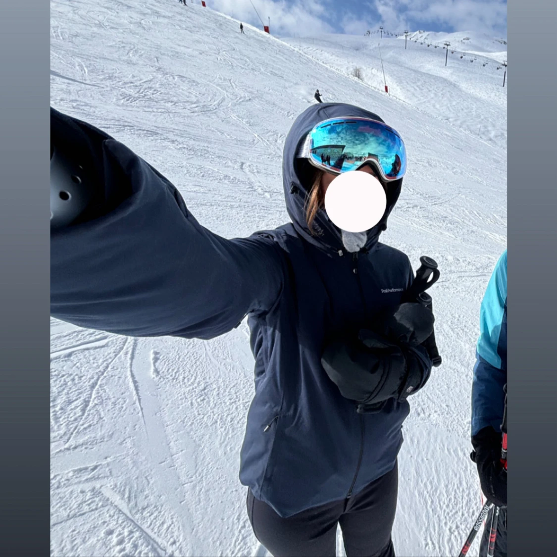 Mörkblå regnjacka från Peak Performance