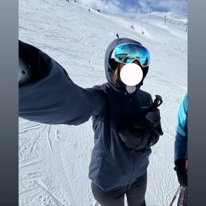 Mörkblå regnjacka från Peak Performance - Säljer en mörkblå regnjacka från Peak Performance med huva och dragkedja framtill. Helt ny använd 3 gånger. Blev för liten så ska köpa likadan fast större för älskar den. Köpt för ca 3 tusen förra året. Säljer byxorna separat!