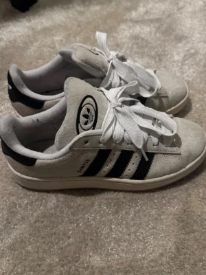 Adidas Campus sneakers - Jag säljer ett par adidas campus sneakers i storlek 39.