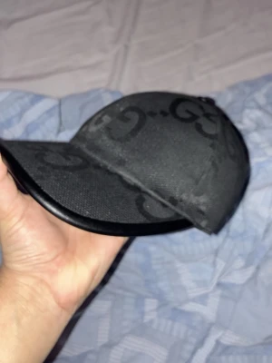 Svart keps från Gucci med GG-mönster - Gucci  keps jumbo, använd Max 8 gånger, haft 3 månader 