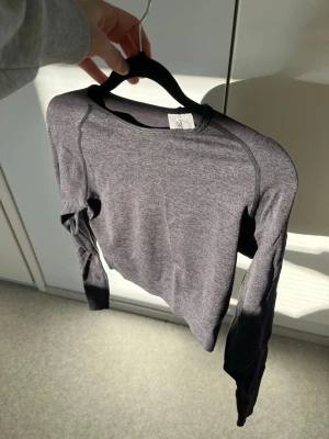 Mörkgrå långärmad träningströja - Säljer en mörkgrå långärmad träningströja, från lager 157. I fint skick! Stl. S. 