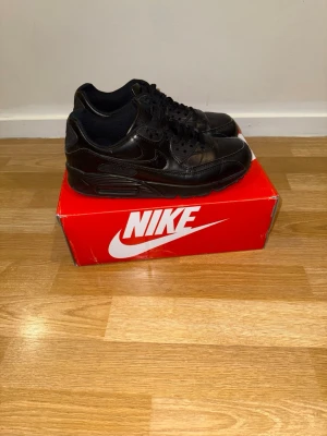 Air max 90 - Riktigt fina skor nu inför vintern. Håller bra inför vintern, gjort av "läder" typ samt håller bra på is