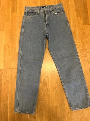 Levi's Made & Crafted blå jeans (USA Vintage) - Klassiska blå jeans från Levi's Made & Crafted i rak modell. Tillverkade av ekologisk bomull med fem fickor och bälteshällor. Perfekta för dig som gillar tidlös och enkel stil.