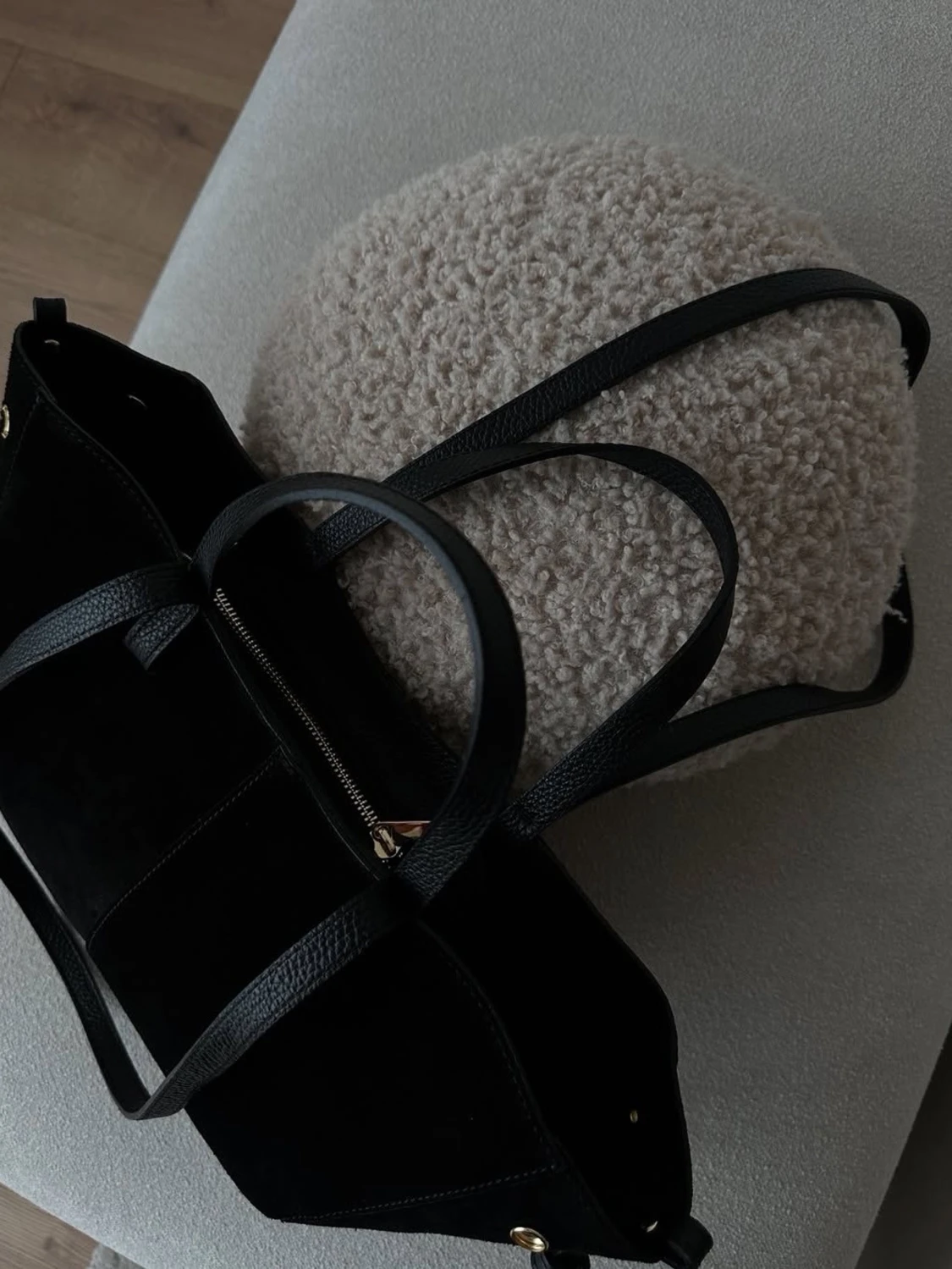 Svart handväska i mocka och skinn - 4