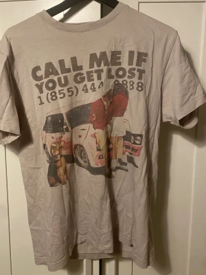 TYLER THE CREATOR: CALL ME IF YOU GET LOST (T-shirt) - Tvättråd: Tvättas i 30 grader och får inte torktumlas. Passform: Unisex, regular fit, normal i storleken.         MATERIAL: 100% BOMULL (ENLIGT AFFÄREN) 