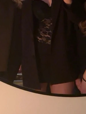 Svart kavaj från Kappahl - Stilren svart kavaj från Kappahl med klassisk krage och två knappar framtill. Endast använd 1 gång, nypris 799