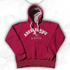 Vinröd hoodie från Abercrombie & Fitch - Riktigt snygg hoodie från abercrombie som passar någon 170-180! snygg vinröd färg