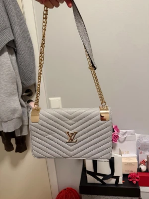 Axelväska  - Säljer min axeln väska i god skick, skriv gärna för fler bilder eller några frågor💗