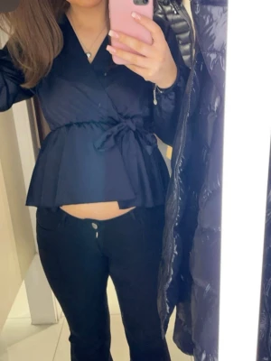 Mörkblå topp  - Jätte söt blus ifrån Missäy. Finns inte att köpa lägre. Använd fåtal gånger. Obs det är ej satin material som det ser ut som på bilden 💓