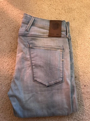 Ljusblå Replay jeans - UTFÖRSÄLJNING | Säljer just nu dessa snygga och stilrena Replay jeans i ambass modellen. De sitter mycket bekvämt med en slim/straight passform. Snygg ljusblå färg, perfekt nu när våren närmar sig. Nypris ligger runt 1500kr Hör av dig vid minsta fundering! 