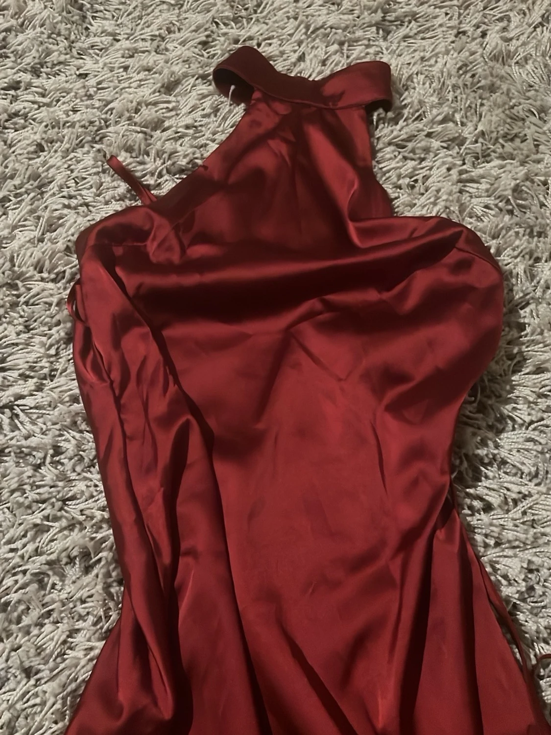 Röd kort satinklänning med halterneck