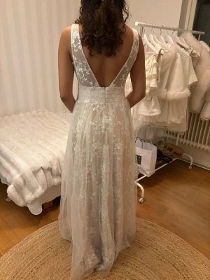 Hebeos Balklänning  - Jättevacker långklänning från Hebeos som passar perfekt till balen eller annat festligt tillfälle!! Storlek M men passar även S. Endast använd vid ett tillfälle!! Skriv gärna om du har fler frågor🩷