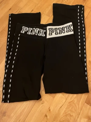 Victoria Secret Pink Yoga Pants  - Säljer dessa Victoria Secret yoga pants från Pink! De är jättefina och har glittriga detaljer.