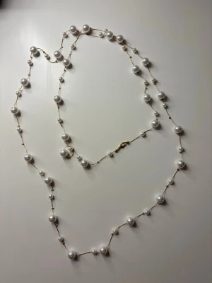 Perlhalsband - Snyggt dubbel halsband med vita perlor. Går att stylea till vilken outfit som helst, aldrig använt! Från glitter 