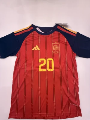 Pedri Spanien 25/26 Fotbollströja - Fotbollströjor i storlek M. Helt ny och oanvänd, med tag kvar. Detaljrik i inofficiell version