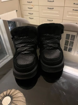 Svarta sneakers från UGG med snörning - Snygga svarta sneakers från UGG storlek 40