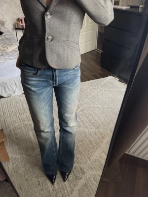 Blå jeans från Zara  - Storlek 34. 